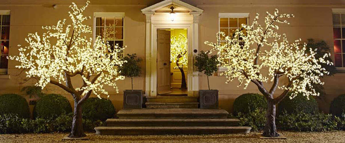 5 Safety Tips When Putting Up Your Christmas Lights During the Holidays
